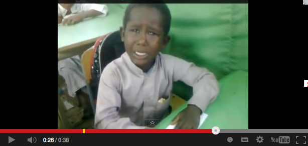  «الطفل الباكي» يهز قلوب السعوديين.. ويكشف عن أحدث طريقة لعقاب الطلاب (فيديو) 